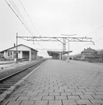 153154 Gezicht op het perron van het N.S.-station Krommenie-Assendelft te Krommenie met links de goederenloods en ...